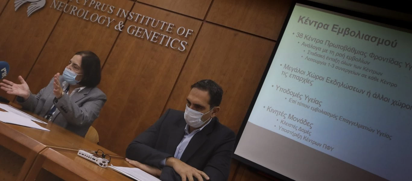 Χάος με τα εμβόλια: Σπεύδουν να αναβάλλουν τη δεύτερη δόση του AstraZeneca - Δεν δίνει δικαίωμα επιλογής το υπ. Υγείας